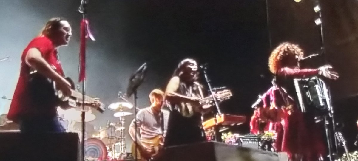 Esto es música señores ¡!¡!
@arcadefire homenajeando a Violeta Parra con Javiera Parra
👏👏👏👏👏👏👏👏❤❤❤❤
Gracias @lollapaloozacl 
( Patricia Maldonado y Alberto Plaza chúpenla )
#Arcadefire #javieraparra #violetaparra #patriciamaldonado #albertoplaza #LollaCL2024 #LollaCL