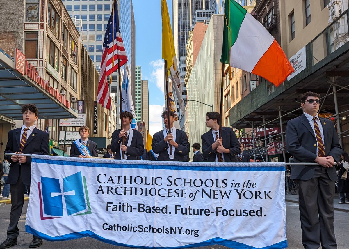 #StPatricksDay is a great day in the Archdiocese of New York! @ArchNY_Supt was greeted by @CardinalDolan in front of @StPatsNYC. Most grateful to the men of @MsgrFarrellHS for carrying our banners today & the @SpellmanBX band for providing stirring marching music!