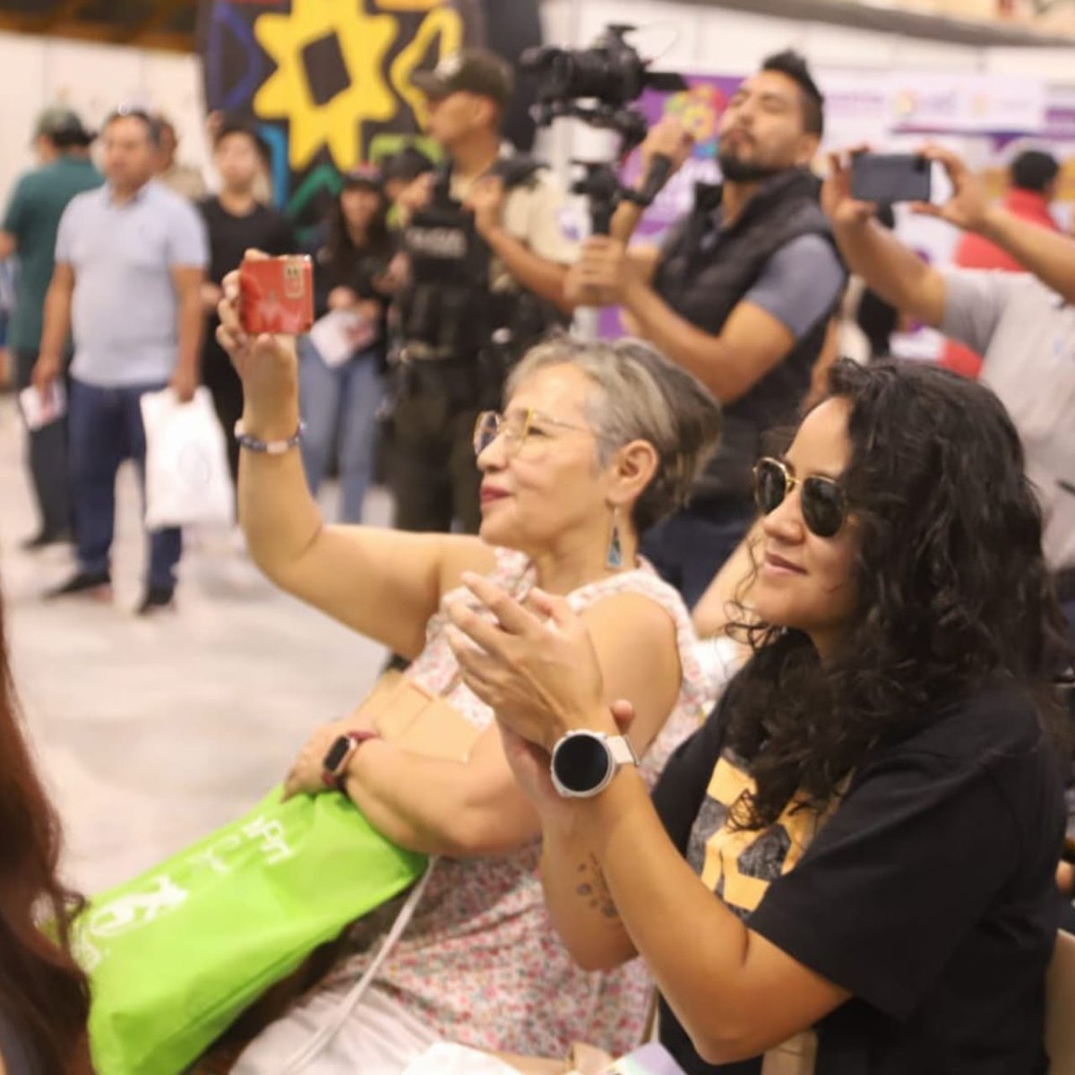 "🎉 ¡La tertulia entre warmis fue un éxito total! 💪💼💃 Desde mujeres poderosas hasta emprendedoras, deportistas y modelos, ¡fue una explosión de visiones en el Centro de Exposiciones Quito! ¡Gracias a CAPEIPI por esta oportunidad increíble! 👏"