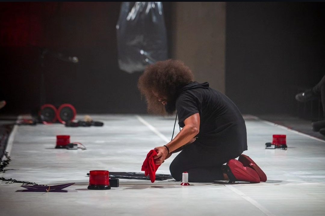 MITsaopaulo's tweet photo. Instantes poéticos da ação cênica de  Wellington Gadelha , artista cearense, que trouxe a MITbr gestos artísticos de denúncia e afronta.

Fotos: Nereu Jr | MITbr 2024

#mitsp #mit2024 #teatro #performance #acaocenica #corponegro #denuncia https://t.co/N2Zc9sE0v8