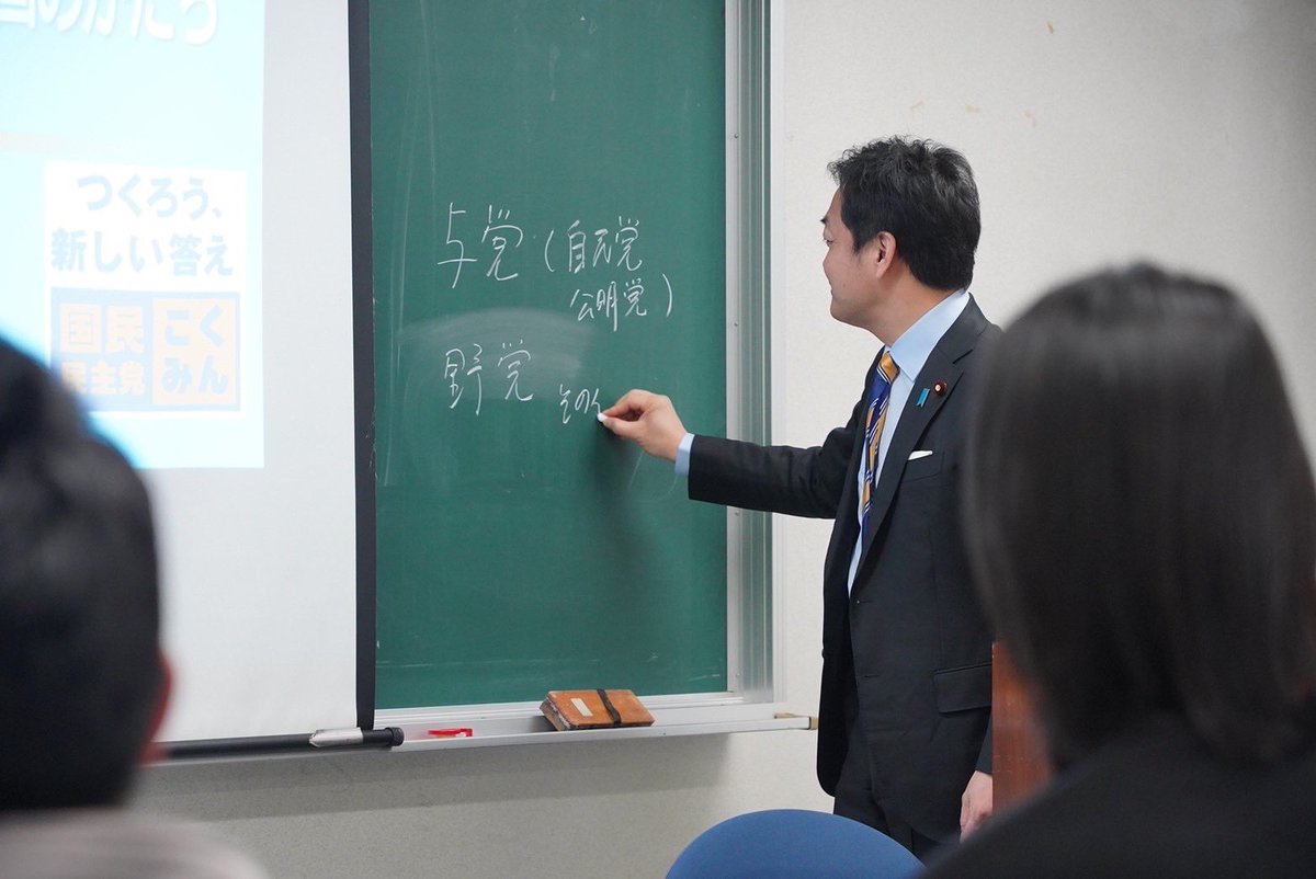tamakiyuichiro's tweet photo. 岐阜県可児市で水力発電所で働く若い社員さんに講演させてもらいました。小さな子どもさん連れの方もいて、こういう集会もいいなぁと思いました。少しでも政治や政策に関心を持ってもらえるきっかけになればと思います。黒板があったので思わず使いました。リアルたまきチャンネル。 https://t.co/8JT3N7O452
