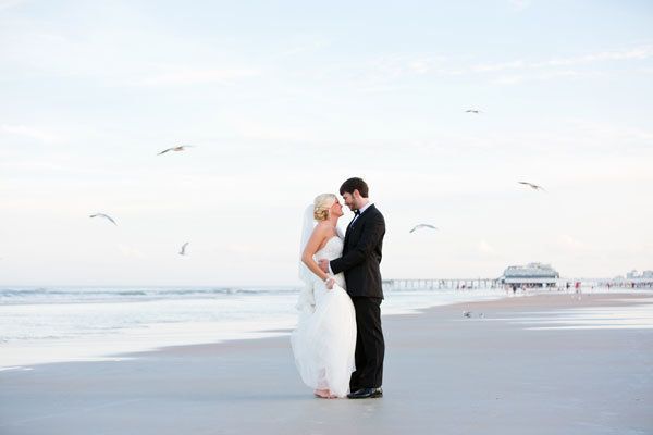 bridalguidemag's tweet photo. 50 must-have beach wedding photos: https://t.co/8olbsM5s7B https://t.co/1ycTsQ9m5h