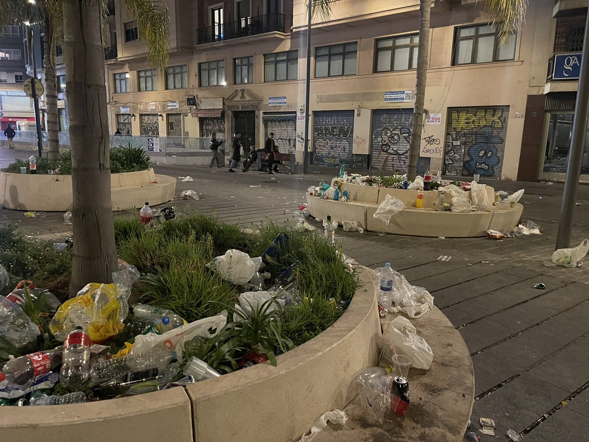 CuarteroRoberto's tweet photo. Segur #MariCotxe ? Segur que has destinat els 2,7 milions d'euros en neteja estes Falles? 🤔🤔 https://t.co/6qza7uVGDO