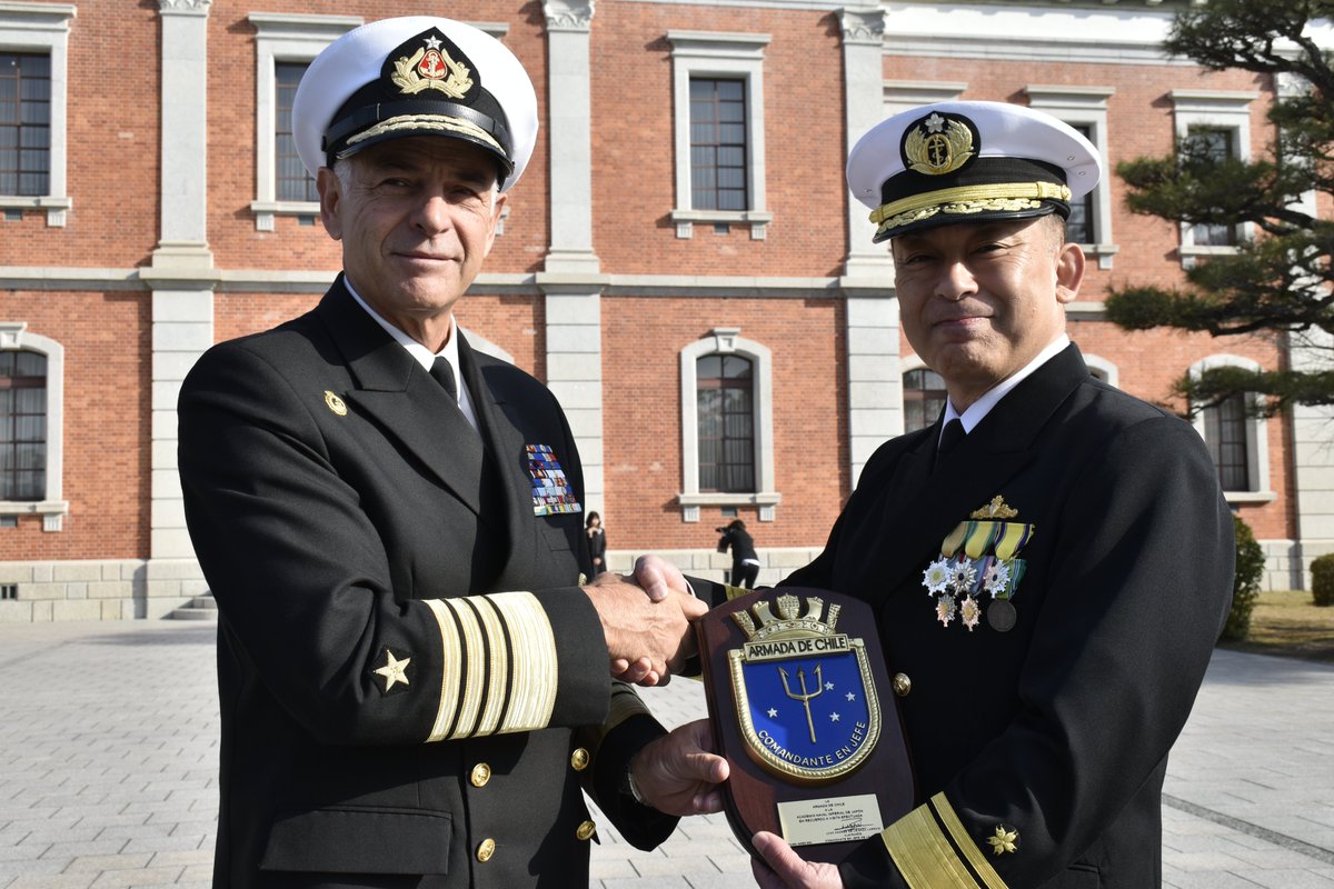 日本を訪問中のチリ海軍司令官デラマサ大将が海上自衛隊幹部候補生学校