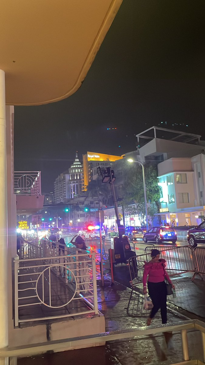 EricCai16's tweet photo. Tan Miami Que empiece a llover de la nada https://t.co/aX0OMBnxFk