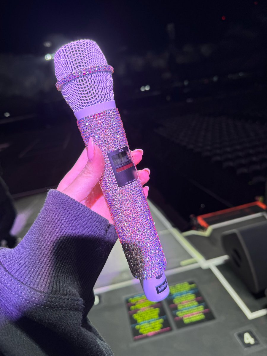 Chaeyoung had the same sparkly mic now just like our minari but with her own color 😳🫶