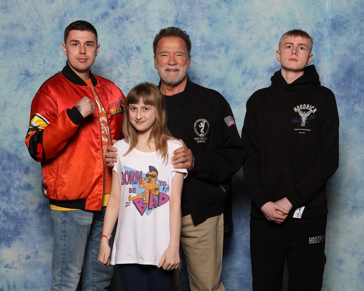 NoNoviceLuke's tweet photo. Today I had the absolute pleasure &amp; privilege of meeting @Schwarzenegger at the @ArnoldSports UK. This level of machine is sceptre I'm still reaching for. 😎🦾I shall  treasure this memory for a lifetime. Here, I was well and truly tapping at the sud pump of nostalgia. Legend.🔥 https://t.co/jhmPHej3RW
