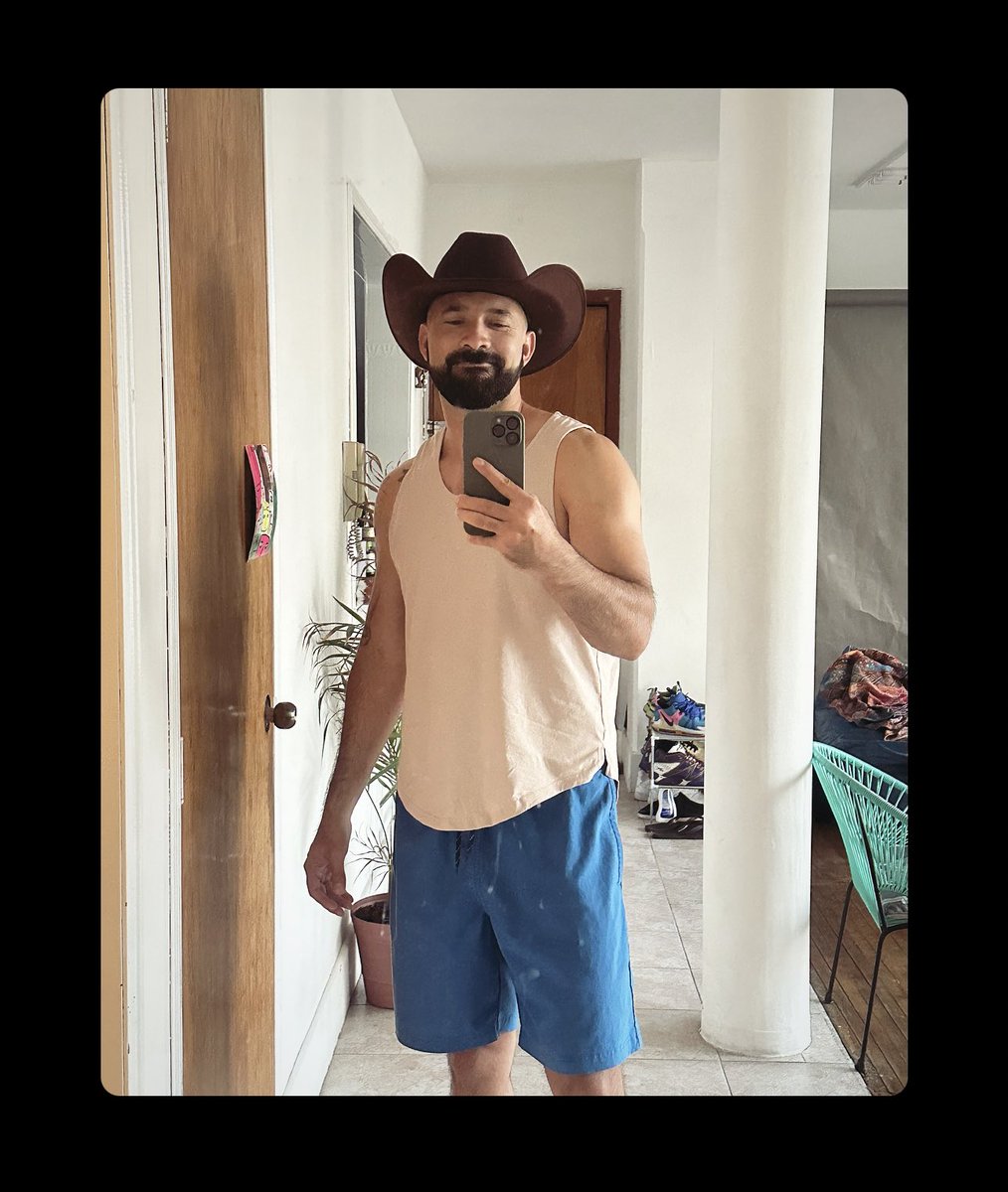 OliverosKain's tweet photo. Estrenando sombrero https://t.co/8EiJEMsKj9