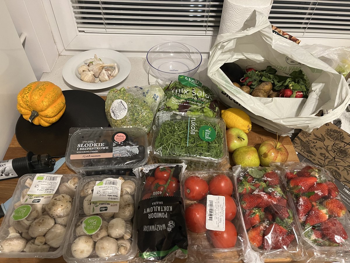 sanhoewoo's tweet image. nocna wyprawa do biedronkowych śmietników zakończona sukcesem (całkowita zdobycz była 3 razy większa, resztę wzięła pomysłodawczyni)