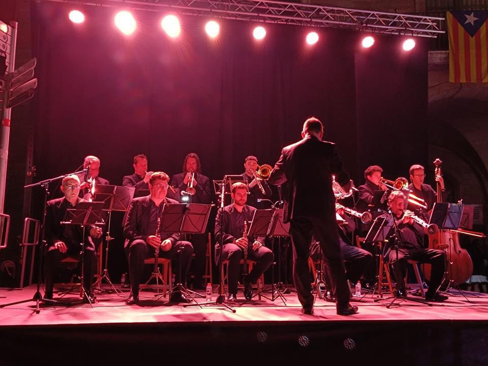 somsardana's tweet photo. @culturastc @manresacultura @Capital_Sardana @NatxoTarres @marc_aloy @PrincipalBisbal @cultura_cat @govern @fundanmondays @dintreelbosc L’’Espardenya de 7 vetes’ l’espectacle inaugural que ha omplert la plaça de cultura popular, percussió, dansa, sardana i cobla! Espectacle de llum i foc 🔥

Moltes gràcies a tothom que ho ha fet possible i a tots i totes que ens heu acompanyat 🫶🏻 https://t.co/D2YcWwSspO