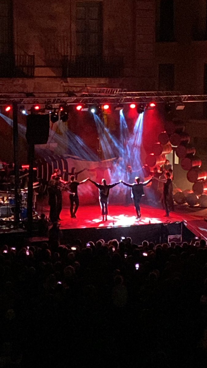 somsardana's tweet photo. @culturastc @manresacultura @Capital_Sardana @NatxoTarres @marc_aloy @PrincipalBisbal @cultura_cat @govern @fundanmondays @dintreelbosc L’’Espardenya de 7 vetes’ l’espectacle inaugural que ha omplert la plaça de cultura popular, percussió, dansa, sardana i cobla! Espectacle de llum i foc 🔥

Moltes gràcies a tothom que ho ha fet possible i a tots i totes que ens heu acompanyat 🫶🏻 https://t.co/D2YcWwSspO