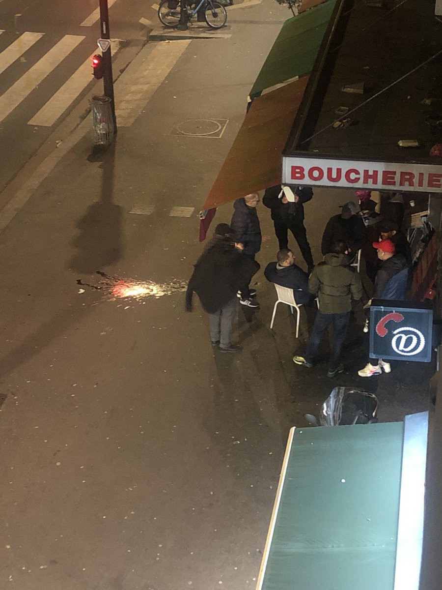 AvenirBessieres's tweet photo. 1h50 du matin et les commerces du 123 boulevard Bessieres organisent une petite « réunion entre amis » sous nos fenêtres !! Les agissements de ces commerces deviennent insupportables 🤬 @geoffroyboulard  @H_Charp @Mairie17 @prefpolice @CoproBessieres @portedeclichy1 https://t.co/9PkNX07nqg