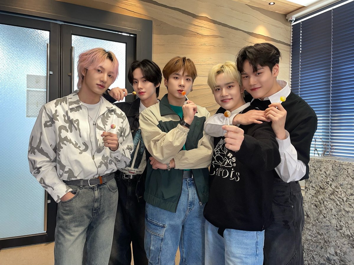 MCND Behind Photo👽
화이트데이 선물은 나야 GEM 🎁