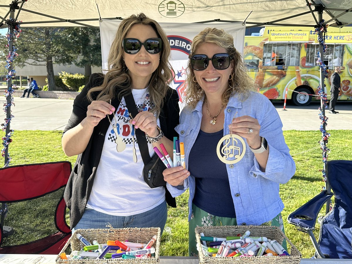 While the music was the feature today what was happening outside made this a festival! Thank you to everyone who put the “festive” in our Festival on the Green. Shout out to Ed Services Admin. Assistant Connie Cusenza for all her hard work organizing this event! 🎶🎼🎵 #TUSD