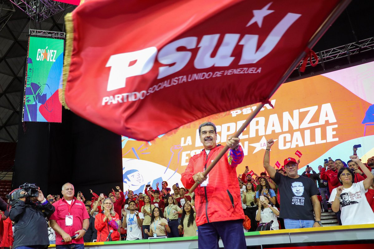 BrullerbyPSUV's tweet photo. Oigan oligarcas, oigan apellidos, el pueblo unido jamás será vencido.

@NicolasMaduro es nuestro candidato y lo defenderemos hasta con la vida si fuese necesario, que viva nuestra revolución bolivariana, que viva el legado de cmdte Hugo Chávez.

@PartidoPSUV 🚩

#ElQueVaEsNicolas https://t.co/pewBqUqS32