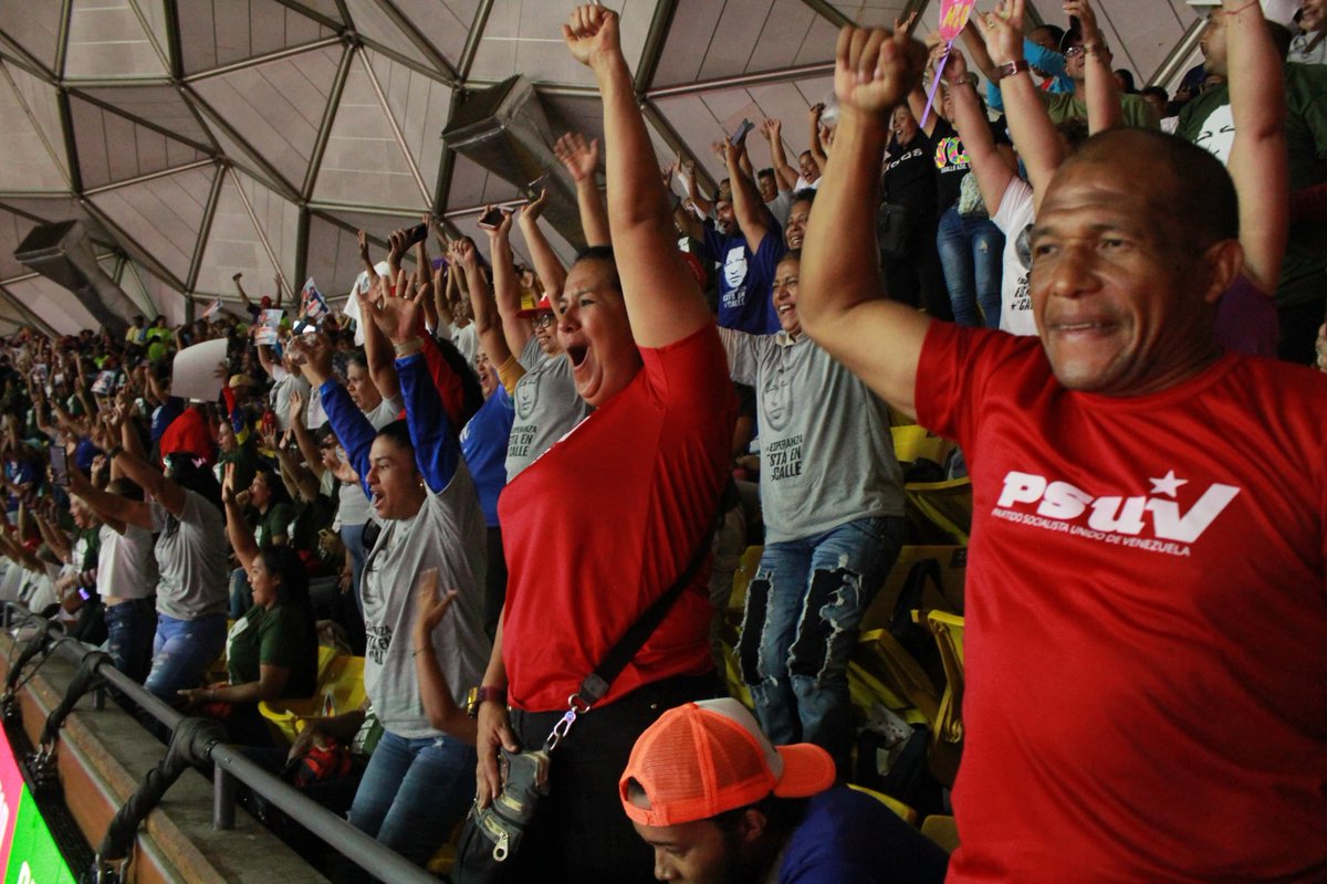BrullerbyPSUV's tweet photo. Oigan oligarcas, oigan apellidos, el pueblo unido jamás será vencido.

@NicolasMaduro es nuestro candidato y lo defenderemos hasta con la vida si fuese necesario, que viva nuestra revolución bolivariana, que viva el legado de cmdte Hugo Chávez.

@PartidoPSUV 🚩

#ElQueVaEsNicolas https://t.co/pewBqUqS32