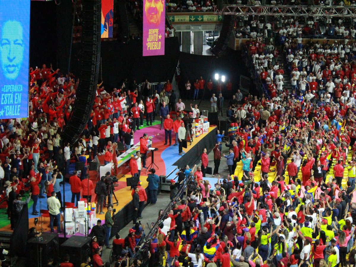 BrullerbyPSUV's tweet photo. Oigan oligarcas, oigan apellidos, el pueblo unido jamás será vencido.

@NicolasMaduro es nuestro candidato y lo defenderemos hasta con la vida si fuese necesario, que viva nuestra revolución bolivariana, que viva el legado de cmdte Hugo Chávez.

@PartidoPSUV 🚩

#ElQueVaEsNicolas https://t.co/pewBqUqS32