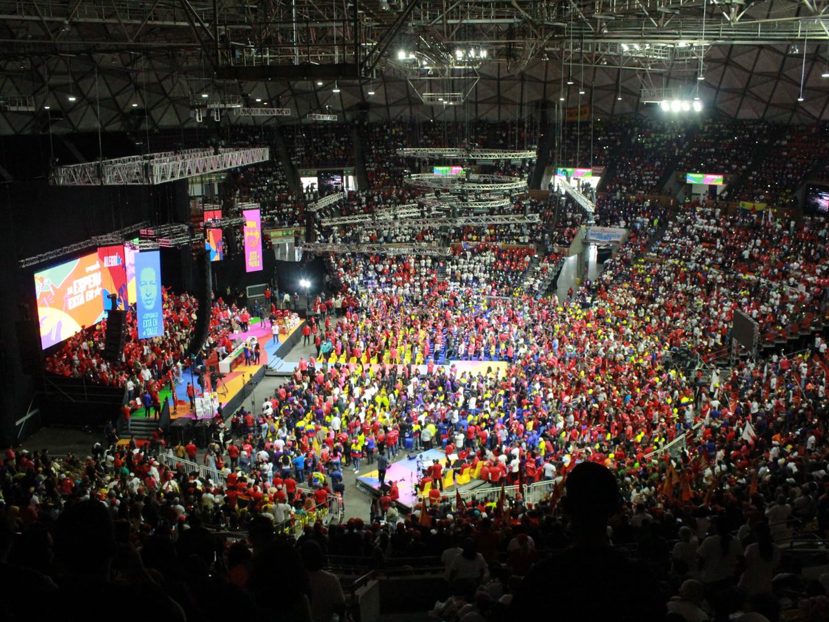 BrullerbyPSUV's tweet photo. Oigan oligarcas, oigan apellidos, el pueblo unido jamás será vencido.

@NicolasMaduro es nuestro candidato y lo defenderemos hasta con la vida si fuese necesario, que viva nuestra revolución bolivariana, que viva el legado de cmdte Hugo Chávez.

@PartidoPSUV 🚩

#ElQueVaEsNicolas https://t.co/pewBqUqS32