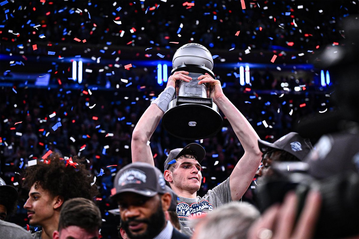 UConnMBB's tweet image. Have a night, DC! 🔥