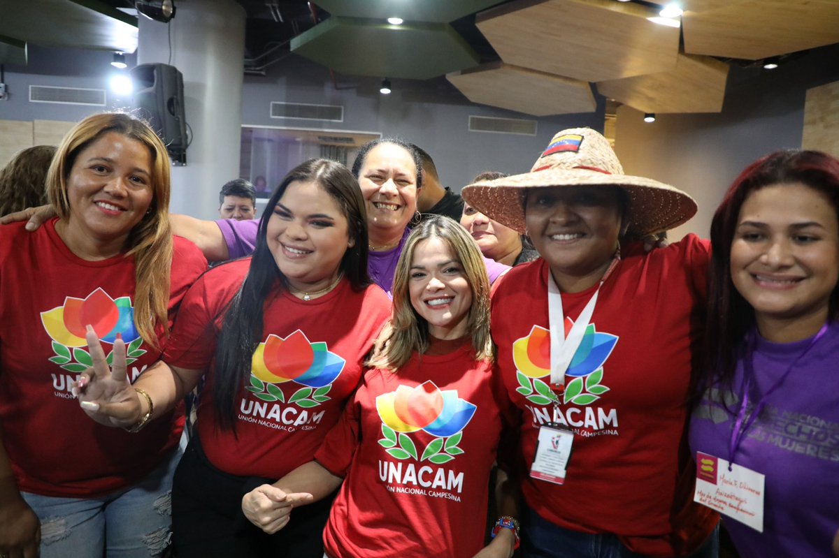 Agradecida con la ministra y Vpdta. sectorial <a href="/Gabrielasjr/">Gabriela Jiménez</a> por su invitación a este Encuentro Feminista por los Derechos de las Mujeres. 

¡Unidas💜 en la defensa de nuestros logros!

<a href="/NicolasMaduro/">Nicolás Maduro</a> 
<a href="/delcyrodriguezv/">Delcy Rodríguez</a>
@dhelizalvarez
<a href="/mvenezuelamujer/">Gran Misión Venezuela Mujer</a> 

#ElQueVaEsNicolás