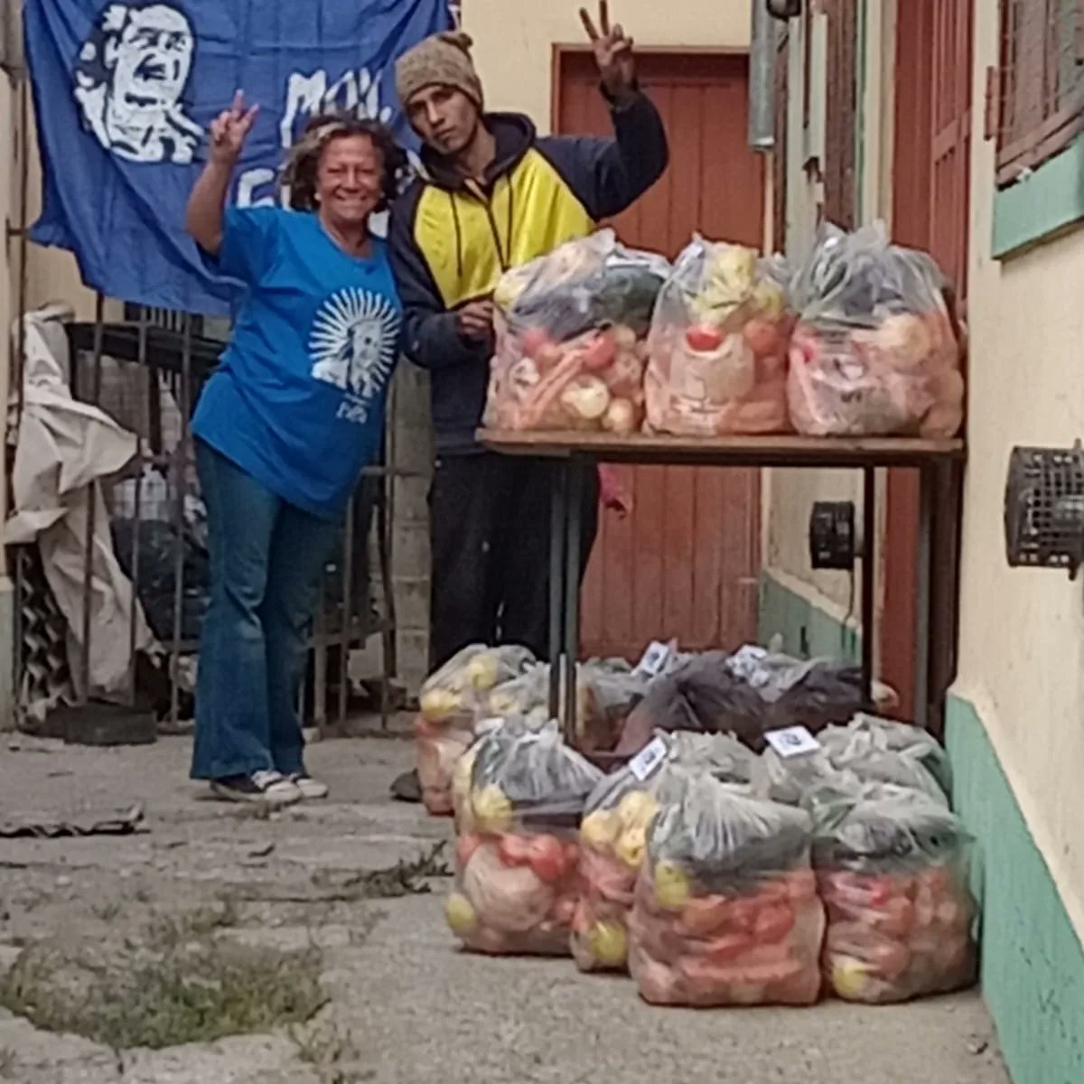 🫕 ¡Ante la crisis alimentaria, nos organizamos para llenar la olla!
Porque 𝐄𝐋 𝐇𝐀𝐌𝐁𝐑𝐄 𝐍𝐎 𝐄𝐒𝐏𝐄𝐑𝐀!!
Estamos comprometidos con nuestrxs vecinos y esperamos volver muy pronto. 
Si querés que vayamos a tu Barrio, mandanos un mensaje!
#SumateAOrganizar #ElHambreNoEspera