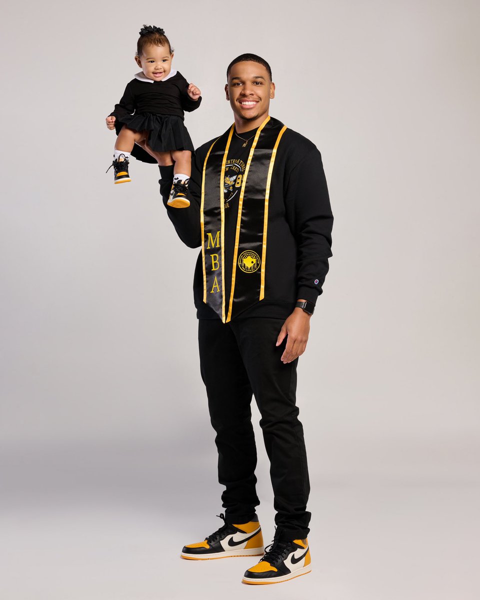 brandonrobQB's tweet photo. Mastered it together! We appreciate @NesbitDigital digital for capturing this moment! 🙏🏽🙏🏽🎓🔥 

📸-@NesbitDigital https://t.co/4wQnWuWDAu
