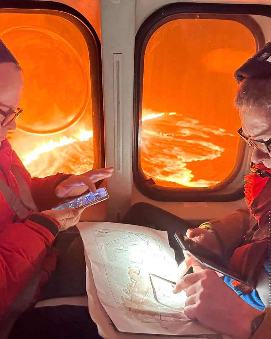 🌋 Incredible view of the new eruption in Iceland this evening!!!

The Coast Guard helicopter squad flew with scientists to the volcano that started in the Sundhnúkagígar series tonight between Hagafell and Stóra-Skógfell.

The flight was with the scientists to assess the extent