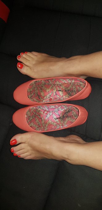 Can u imagine the smell when i remove my flats? https://t.co/xRssmZYlFW