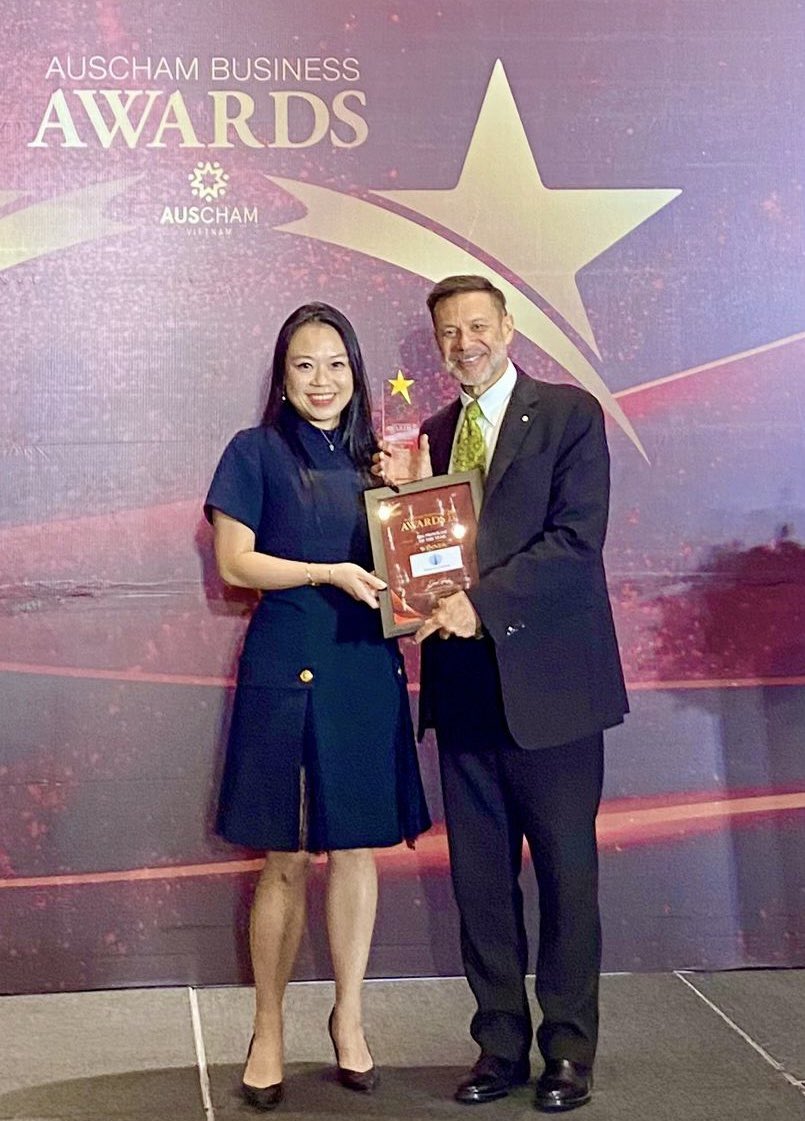 AusAmbVN's tweet photo. Amazing #AusCham Business Awards at @SofitelSaigon Friday night. 
🍾 
Aussies in Vietnam: supporting each other and supporting the community. 
🇦🇺🇻🇳
Congratulations to all award nominees &amp; winners 🏆 https://t.co/MeOrrDEgTN