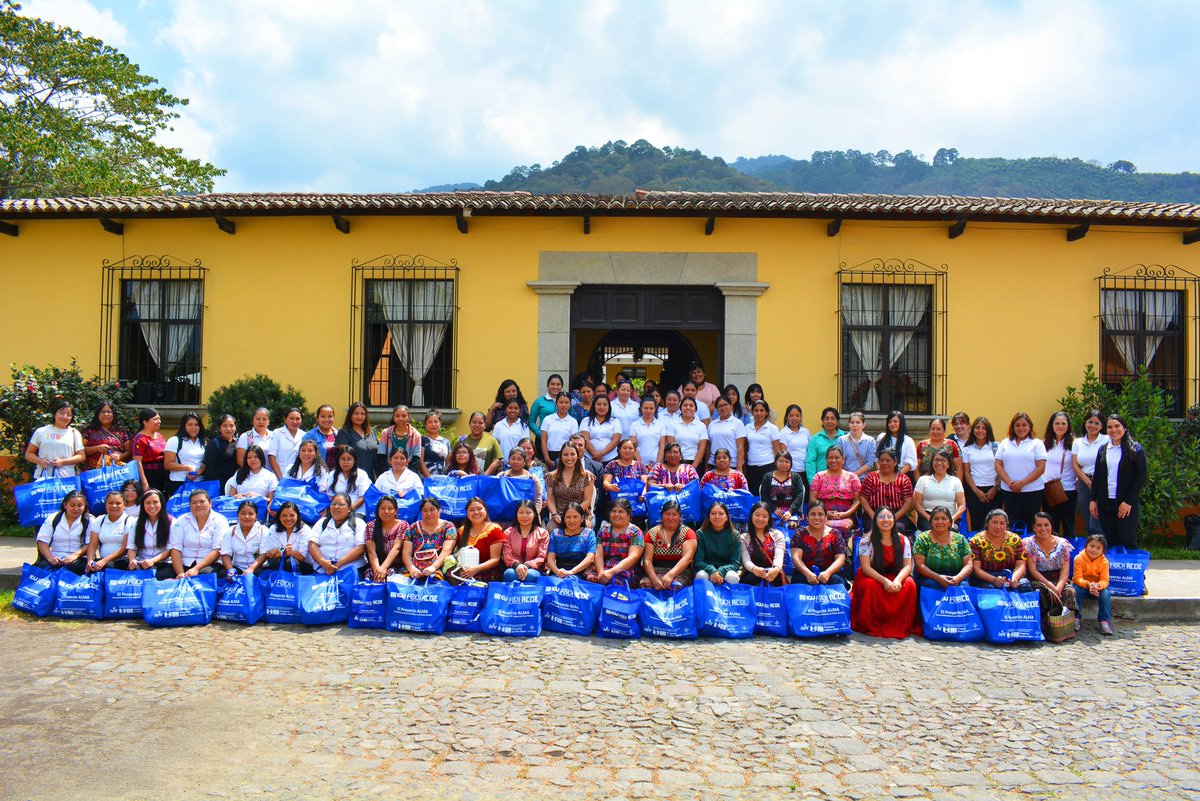 UEGuatemala's tweet photo. Recientemente el #ProyectoALMA inició los cursos técnicos de formación integral para más de 200 mujeres del área rural que forman parte de #LasGravileas.

Se les entregó un Kit Productivo, que servirá para motivar e impulsar su emprendimiento.

#ICU #UniónEuropea #EmpleoDigno https://t.co/JPy1AF84iv