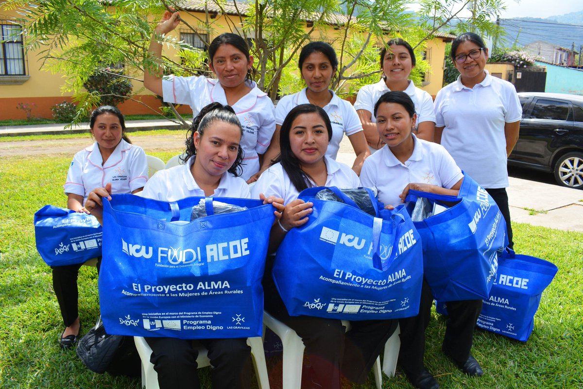 UEGuatemala's tweet photo. Recientemente el #ProyectoALMA inició los cursos técnicos de formación integral para más de 200 mujeres del área rural que forman parte de #LasGravileas.

Se les entregó un Kit Productivo, que servirá para motivar e impulsar su emprendimiento.

#ICU #UniónEuropea #EmpleoDigno https://t.co/JPy1AF84iv