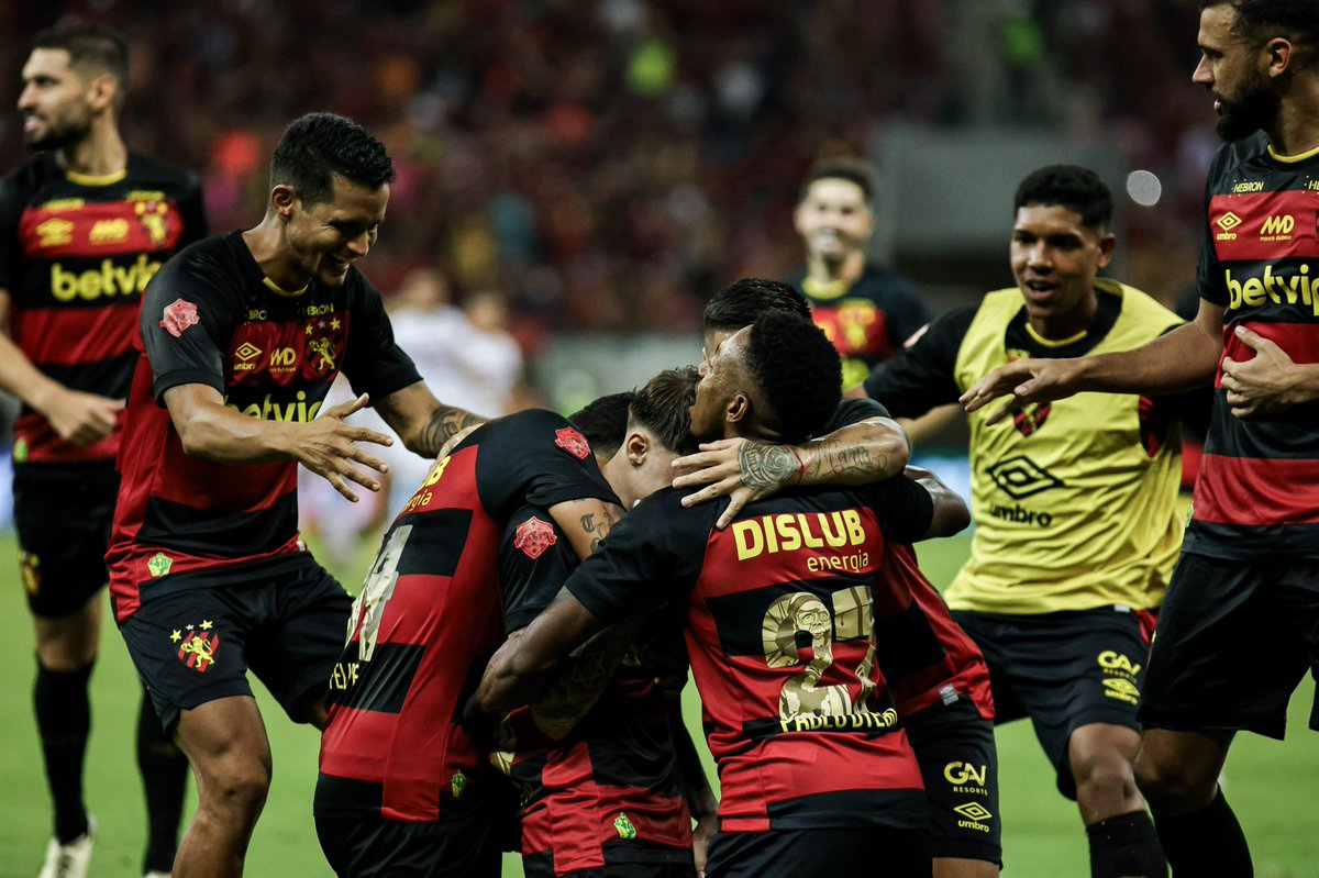 sportrecife's tweet photo. Comemorando ao lado desta torcida INCRÍVEL, dona do recorde na Arena de Pernambuco! ❤️‍🔥 https://t.co/D3Xq0KU2I7