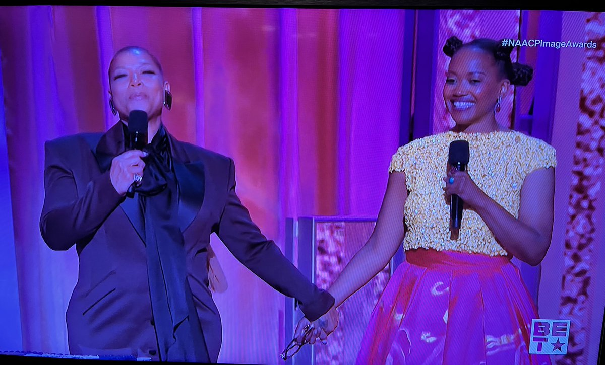 I was hoping since both Queen Latifah & Erika Alexander were there, they would give us a moment. I’ll never get tired of seeing the #LivingSingle cast together. Khadijah James & Maxine Shaw look fabulous! Always love for these queens! #NAACPImageAwards 👑😍😝💁🏽‍♀️