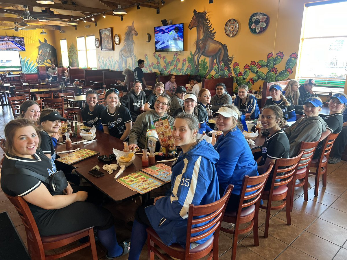 East Jessamine High Lady Jaguars 🥎💙💚 Weekly Recap 3 wins-2 loses Alex Smith - 2 Homeruns 💣💣 Remie Smith - Threw no hitter against Sacred Heart We had a great 1st week back on the field. We took some time to celebrate as a team after our back to back wins. @EJHS_Athletics