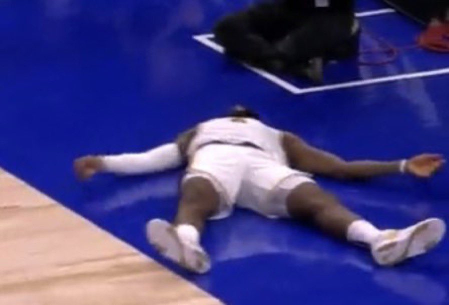 LakeShowYo's tweet photo. Lakers relying on 40 year old LeBron to be the main ball-handler, playmaker, defender, coach, and scorer… 💔 https://t.co/D6eicfAIpK