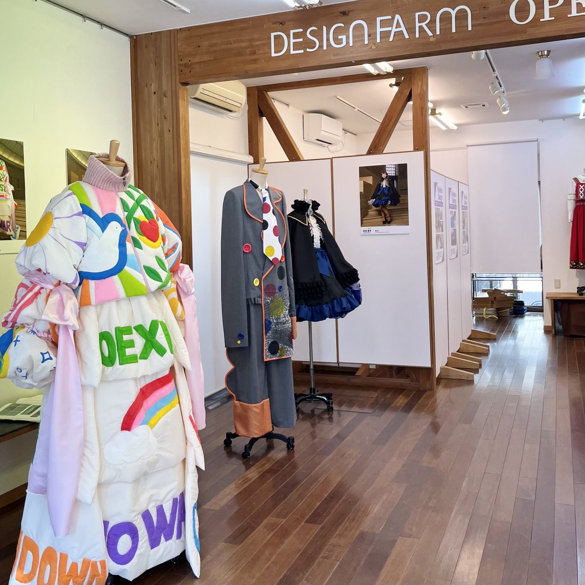 designfarm_'s tweet photo. 3月6日(水)〜3月17日(日)
ファッションデザイン科3年生
授業成果展「Creative Work」を開催しております！「デザイン・ア・ラ・モード2024」で展示された学生が制作した世界に一着の個性的な衣装です。
デザインファームでの展示は本日が最終日です。ぜひお越しください✨
【Staff Miyu】 https://t.co/nrKG3y5xYD