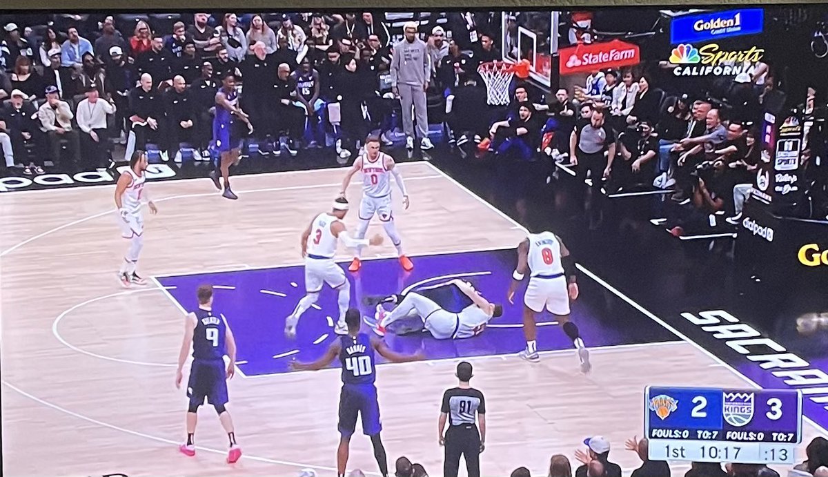Zast29's tweet photo. @DaveLack @OfficialNBARefs @nba or @NFL  ? The official is watching the whole thing.  Please explain… https://t.co/nuJfgB2CV6
