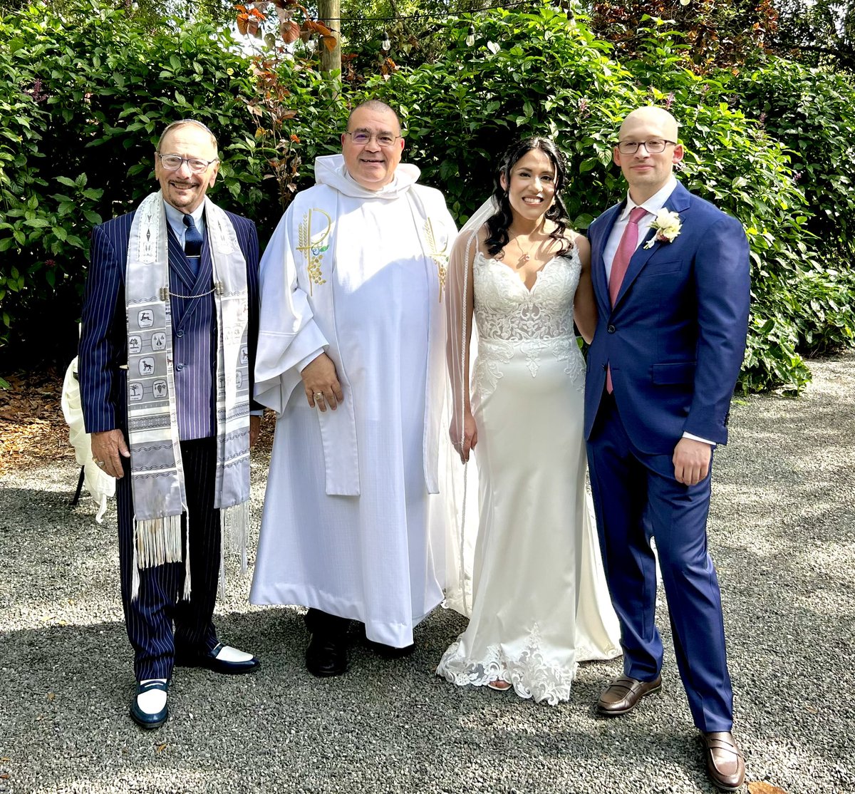 mikejcalderin's tweet photo. 03-16-24: Sofia and Dan at @thegardenswm! #perfection #greatcoupletowed #dynamicduo #TheLeadingCauseOfMarriage #mjcalderincap #michaeljcalderin #VowMaster #bestweddingofficiants #weddingchaplain #interfaith
Always a pleasure working with my dear friend Rabbi Richard Polirer and amazing group of vendors.