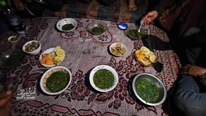 numanmazlan's tweet photo. 'Sup rumput'

Inilah yang dimakan oleh keluarga Palestin yang kelaparan di utara Gaza, berikutan kebuluran yang melanda lebih 700,000 orang awam di sana. https://t.co/o9UM2cQkf4