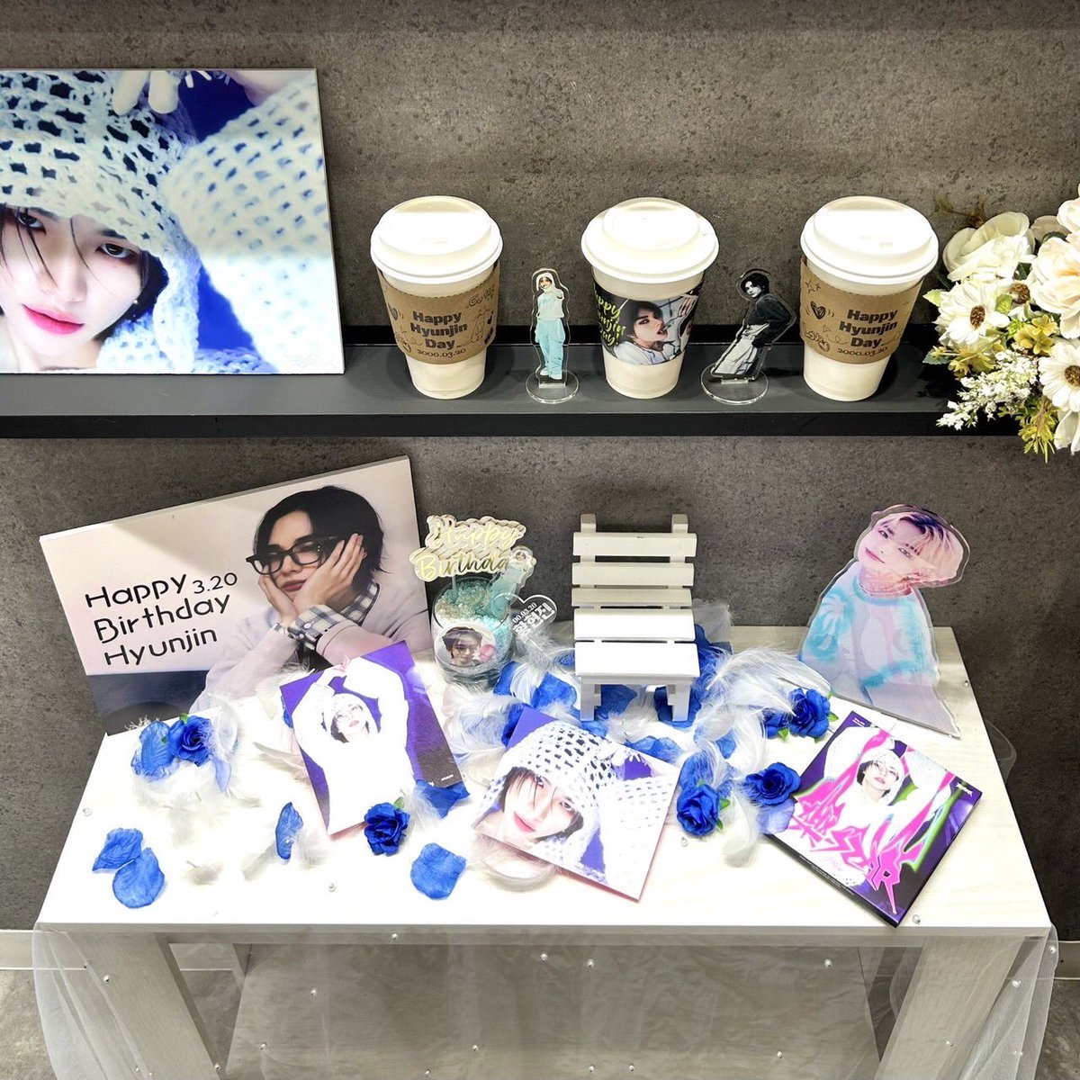 w_churosu's tweet photo. 👑𝗛𝗮𝗽𝗽𝘆 𝗛𝘆𝘂𝗻𝗷𝗶𝗻 𝗗𝗮𝘆👑

本日12：00 OPEN🫧
STAY の皆さまのお迎えお待ちしています🩵
足元お気をつけてお越しください🙇‍♀️🙇‍♂️

#현진 #Hyunjin #ヒョンジン 
#Straykids 
#HappyHyunjinDay #스트레이키즈 https://t.co/u2K1LrZaBN