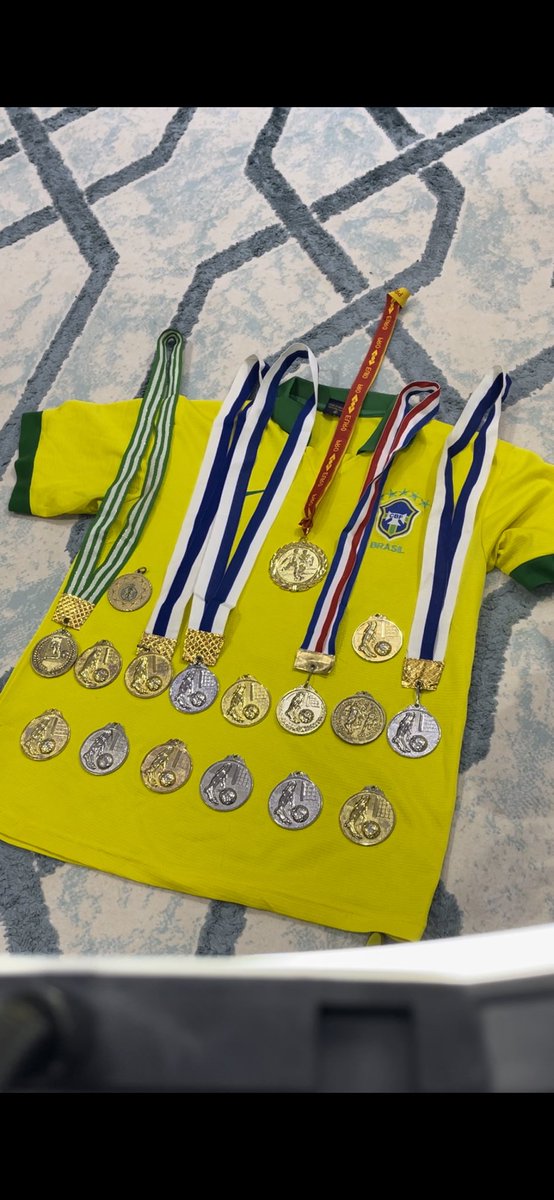 qp050's tweet image. على سبيل الذكريات 

منذ طفولتي وانا متيّم بكرة القدم 
أحب ممارستها ومشاهدتها
حتى تجرعت منها الكثير من الاصابات
ومنها قطع الرباط الصليبي
وقد أصبحت جزء من يومي الذي لا استطيع
العيش بدونه ولا التخلي عنه
وقد ذكرت سابقاً
أن هذا ماتبقى لي : 
تيشيرت البرازيل + 17 ميدالية حرّه نقية ❤️