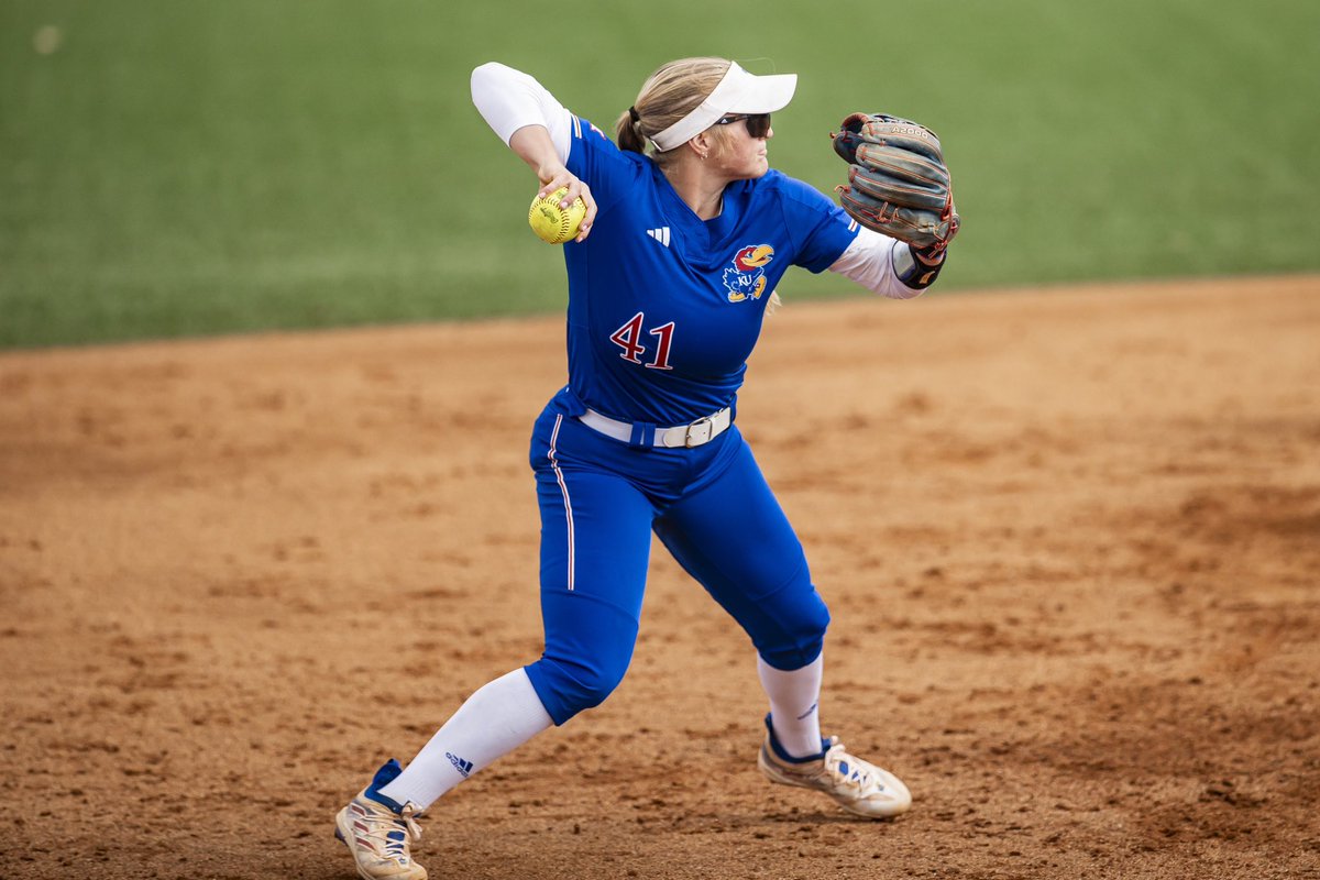 KUSoftball's tweet photo. Defense was on 🔒

3️⃣ double plays were the most turned this season 

#RockChalk https://t.co/uZE6uXm5bG