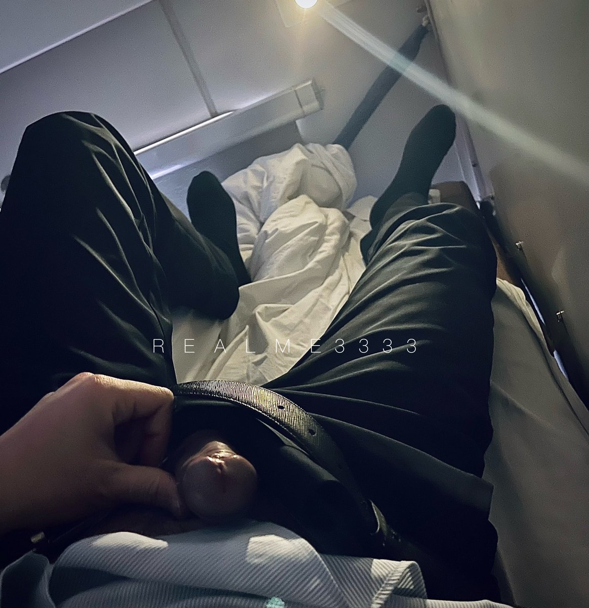 Realme3333's tweet photo. 十多年没有坐过绿皮火车了，为了赶时间定了软卧，晨勃顶的难受，索性解开皮带拉开拉链掏出鸡巴，估计对床大哥也看到了（他玩着手机把头扭过去了😂😂） https://t.co/W6bQgAsSVT