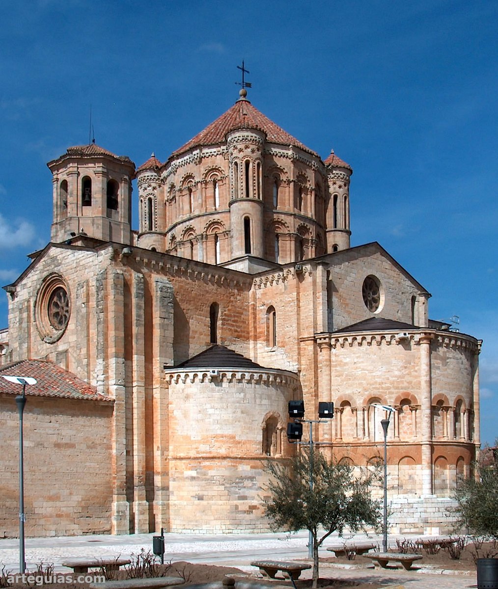 Desde el sureste de la Colegiata de Toro (#Zamora) se observa el escalado de volúmenes de su #arquitectura. Sin duda una de las iglesias más fotogénicas del románico español arteguias.com/catedral/coleg… #romanico #Torozamora #romanico #arte #turismo #viajes