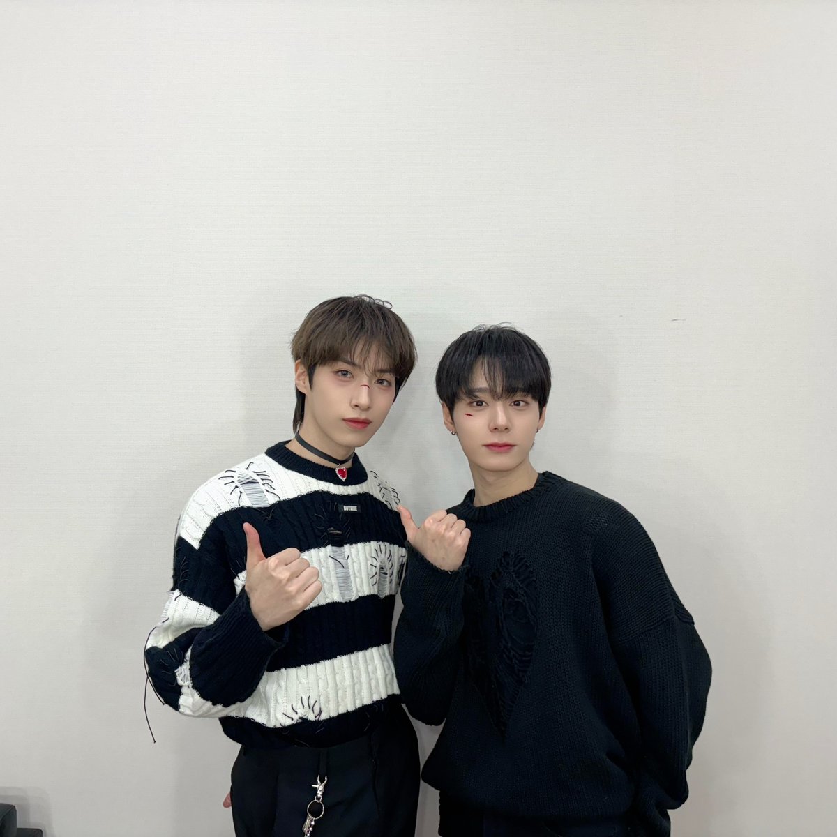 official_ONEUS's tweet photo. [#환웅 #시온]

잠시 후 10시 EBS 반디 어플에서
볼 수 있는 ‘청소년소통프로젝트 경청’ 🎧

우리 달님들🌙 오늘도 웅숀디의
팡팡 터지는 텐션으로 흘려보내기 아쉬운
일요일 밤을 꽉 채울 준비되셨나요🖤

#원어스 #ONEUS #경청 https://t.co/2MGwsisNOG