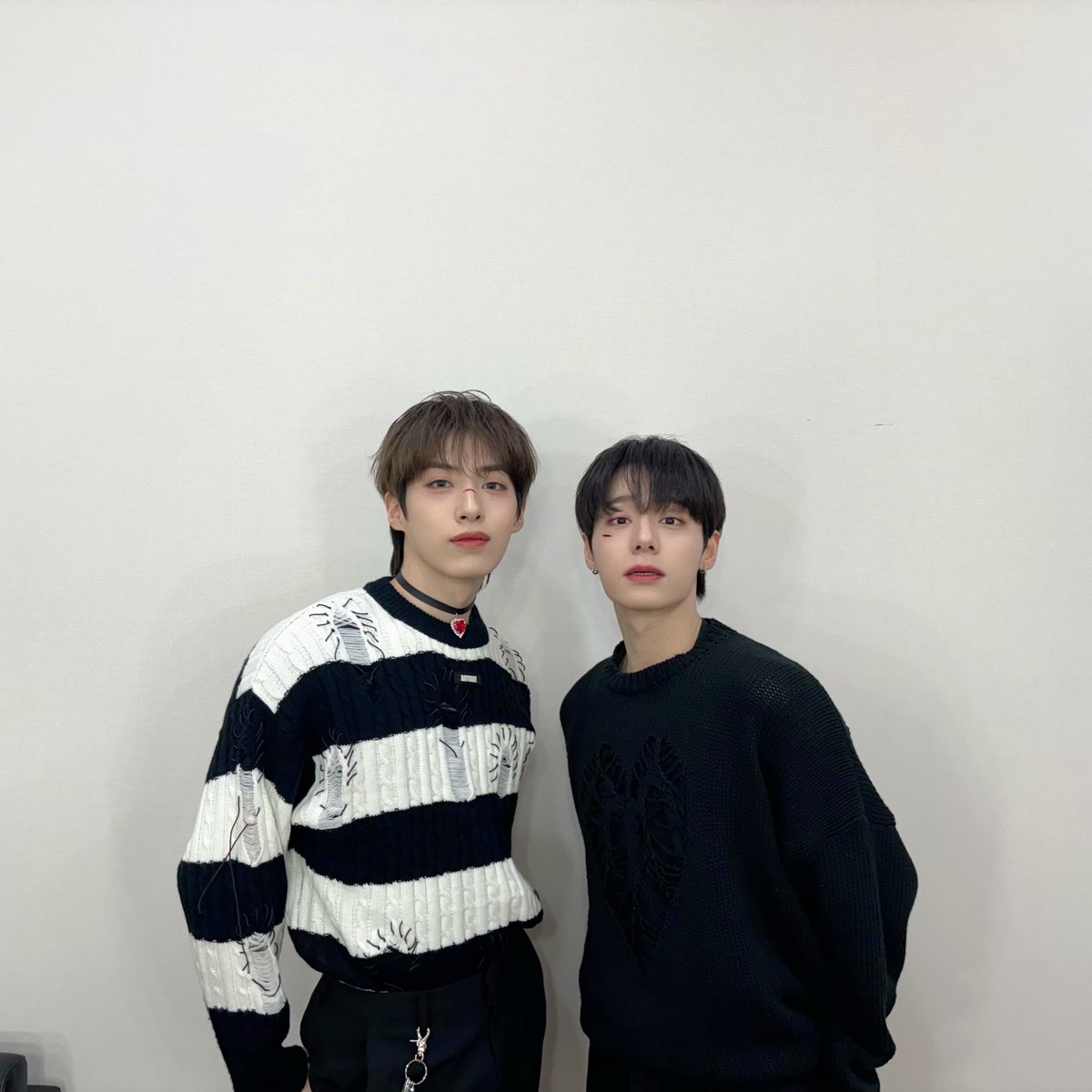 [#환웅 #시온]

잠시 후 10시 EBS 반디 어플에서
볼 수 있는 ‘청소년소통프로젝트 경청’ 🎧

우리 달님들🌙 오늘도 웅숀디의
팡팡 터지는 텐션으로 흘려보내기 아쉬운
일요일 밤을 꽉 채울 준비되셨나요🖤

#원어스 #ONEUS #경청