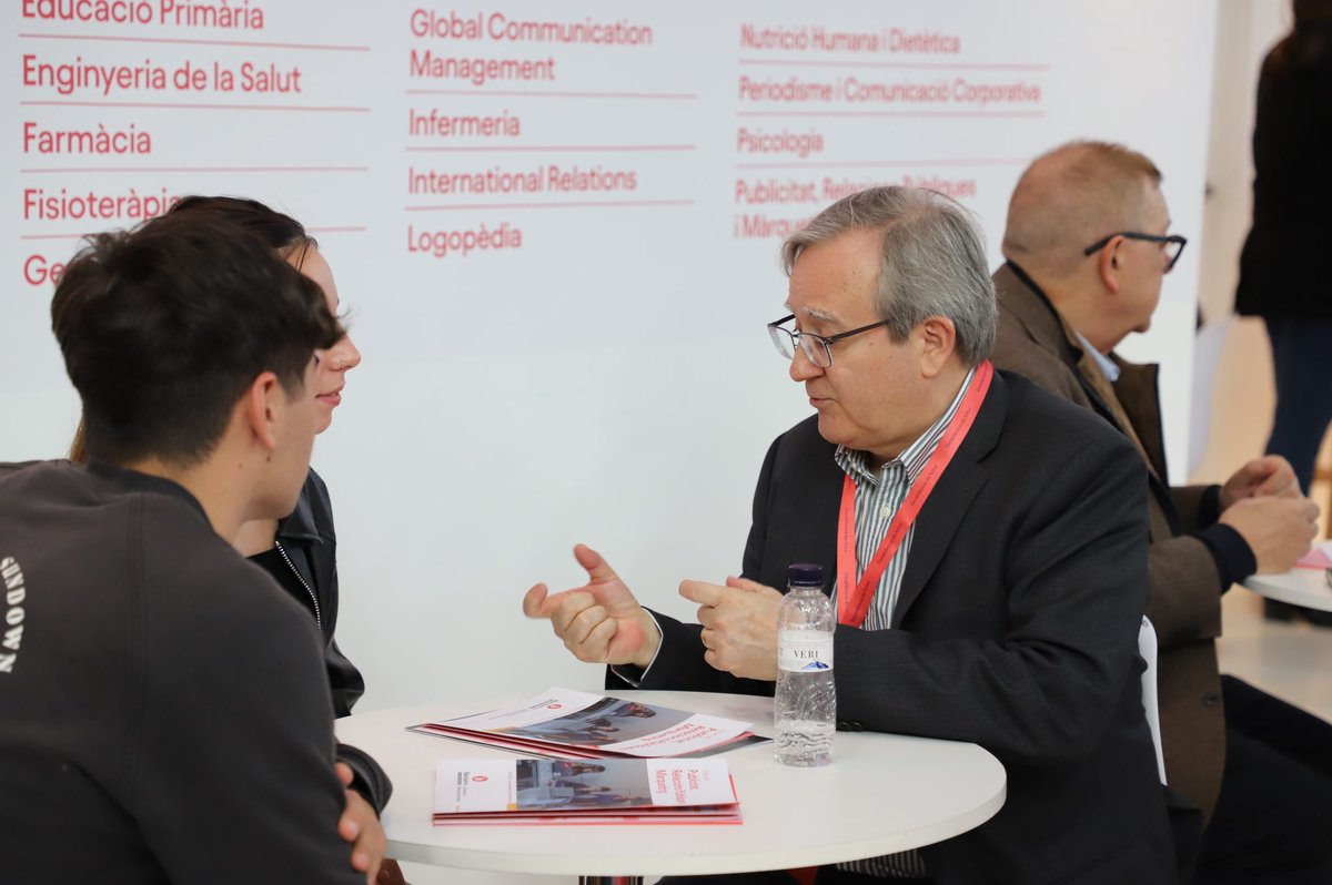 JosepM_Picola's tweet image. Darrera jornada del Saló de l’Ensenyament, aquest matí encara ens trobareu a l’estand de @BlanquernaFCRI. Donant-ho tot, com sempre, any rere any!!! #OrgullBlanquerna #ExcellènciaÉsFutur 🎯💪🏻👊🏻