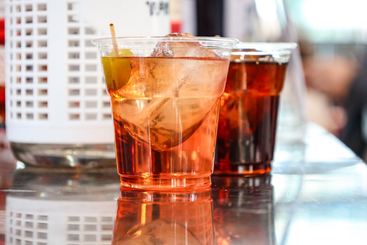 iSabadellcat's tweet photo. [Galeria] #Sabadell s'apunta a fer el #vermut tot el cap de setmana. Fins les 20 hores d'aquest diumenge, @FiraSabadell acull la fira #Vadevermut. Hi hem estat dissabte i l'organització es mostra satisfeta de l'ambient. Hi heu anat? Què us ha semblat?

https://t.co/NNSJSr9QWf https://t.co/x8C8bCWFrz