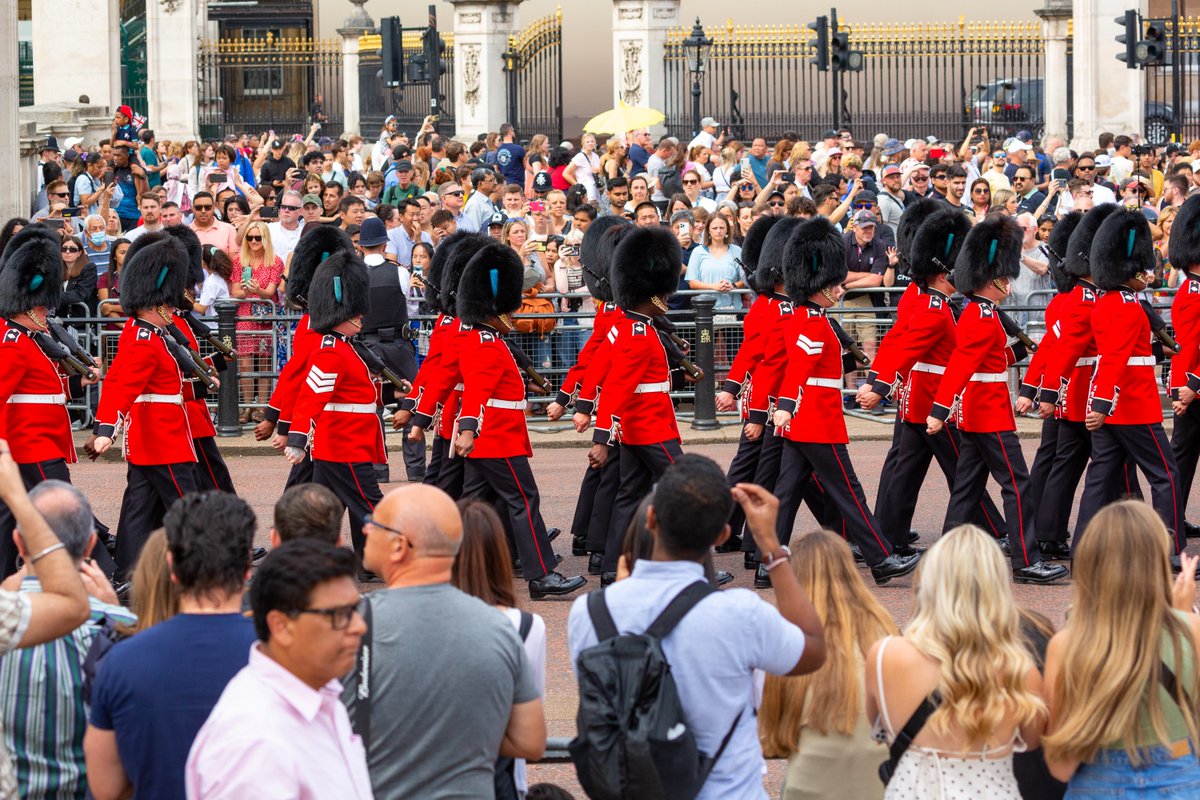 theroyalparks's tweet photo. Happy St Patrick’s Day! ☘️

It is always great to see the Irish Guards, and the four other King’s Guards, performing ceremonial duties within the parks 💂

You’ll be most likely to see them in St James’s Park around Buckingham Palace or on their way to Horse Guards Parade 🌳 https://t.co/V8FJ9jaI83