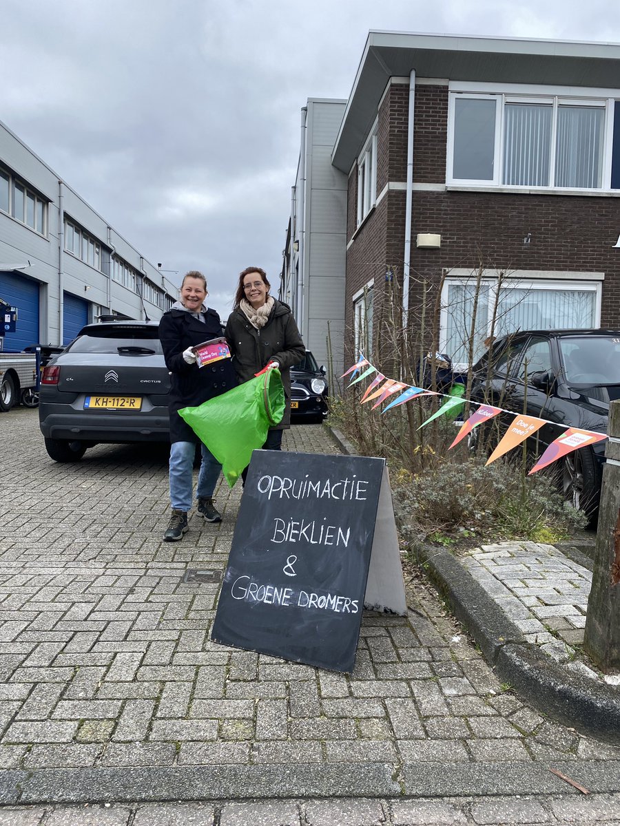 Gisteren tijdens #NLdoet hebben we met een club leuke mensen het industrieterrein opgeruimd 💚 ruim 1000! Peuken.  Aankomende zaterdag gaan we het marktplein opruimen. Kom je ook?

Laten we samen de wereld mooier maken. 

<a href="/GemWestland/">Gemeente Westland</a> <a href="/WVerstandig/">Westland Verstandig</a> <a href="/D66Westland/">D66 Westland</a> #nldoet #westland